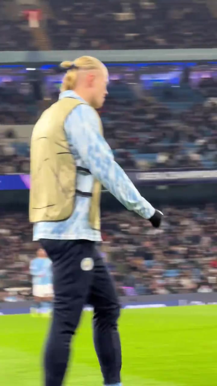 [强势表现]曼城2球落后，哈兰德场边⭐热身时的反应