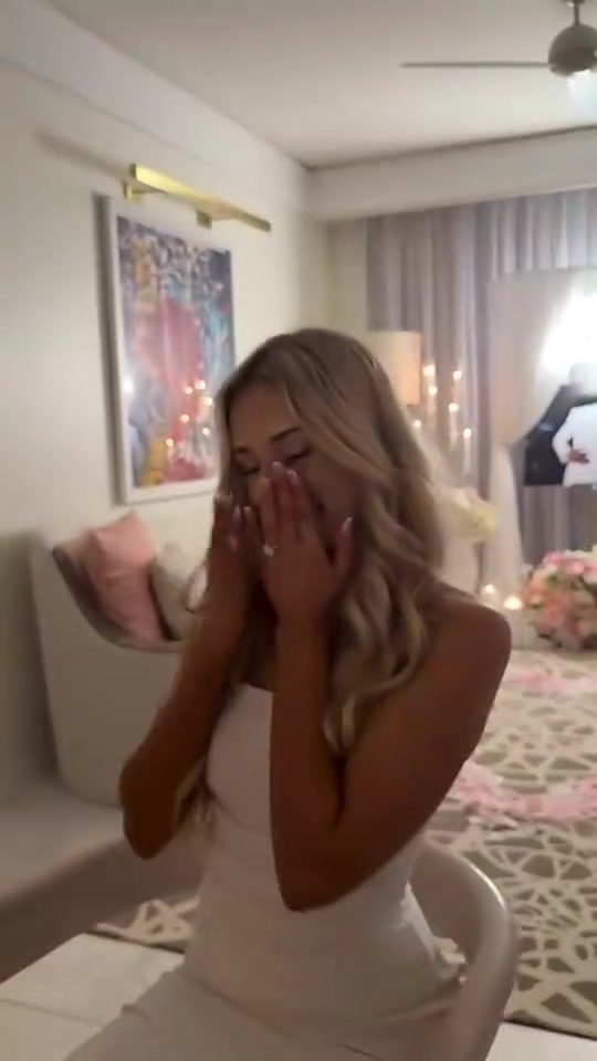  好大的钻戒！凯·琼斯晒求婚成功视频，女友的颜值很高啊！