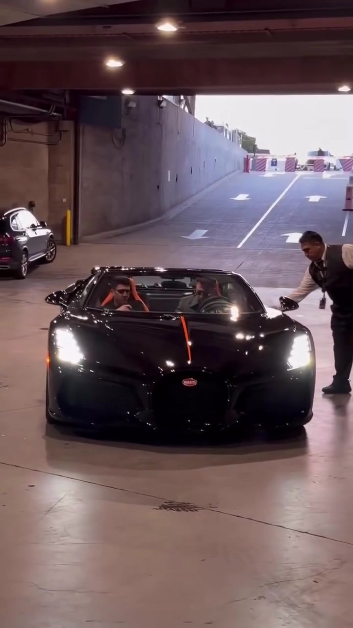  这也太帅了！东契奇今日驾驶新买的座驾布加迪来到球馆