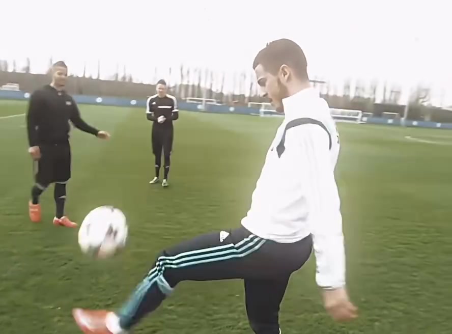 [切尔西]真的被迷住了！当年阿扎尔训练中连续秀丝滑操作！