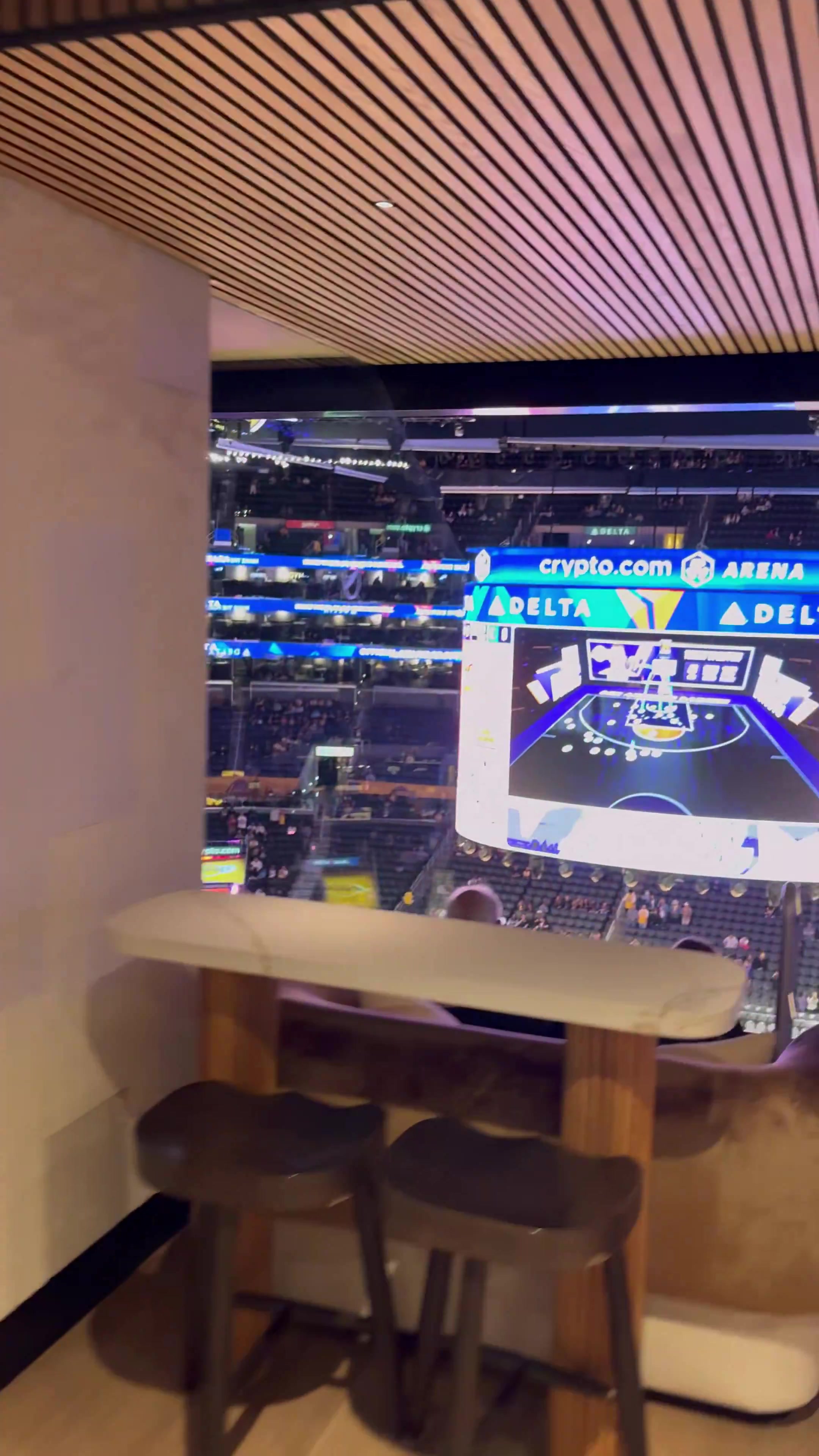 原来湖人主场高空包厢视角这么爽还配备了小吧台+大电视！