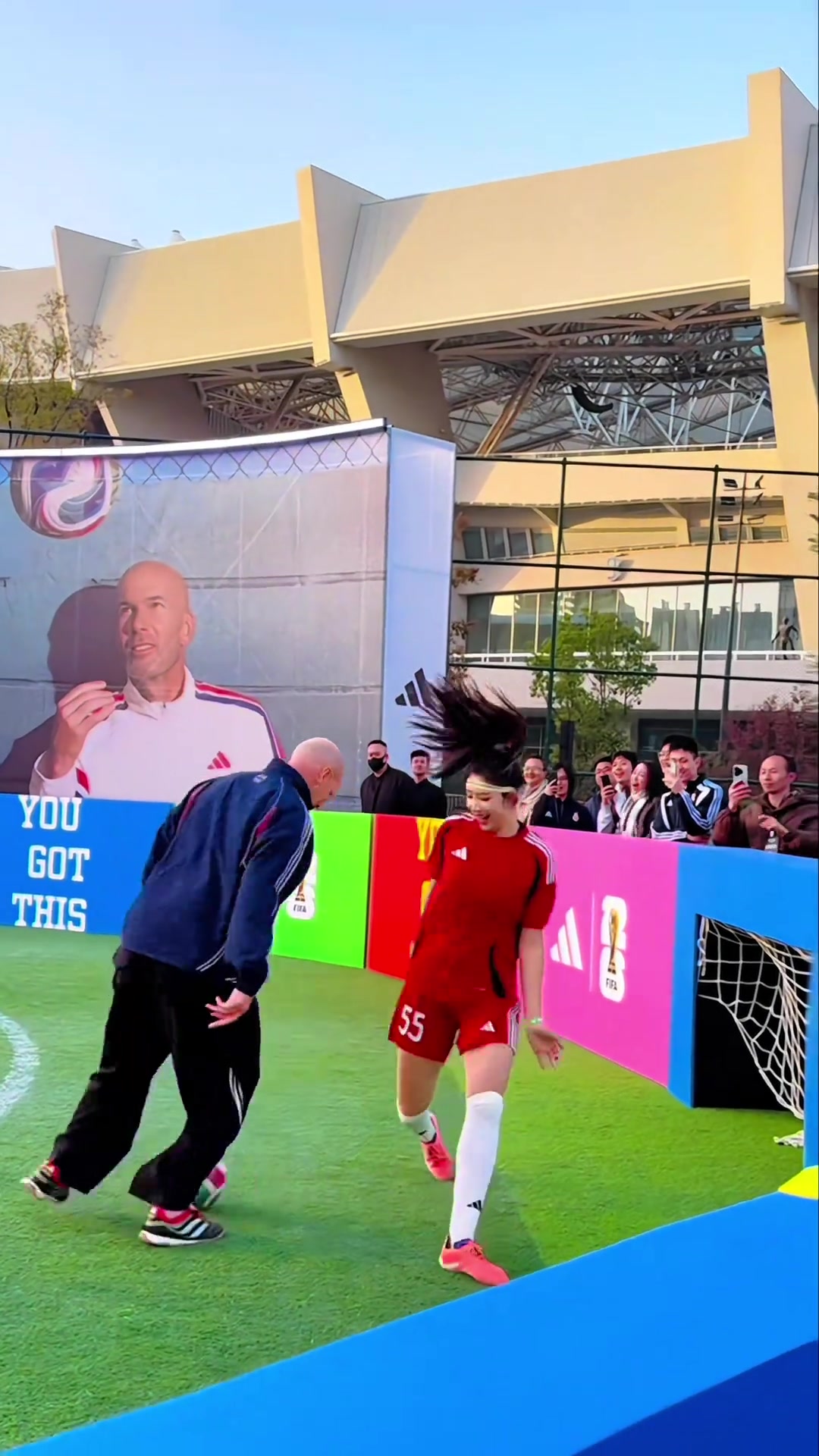 齐达内戏耍美女！传下去国安女门将被齐祖过的像孙女似的