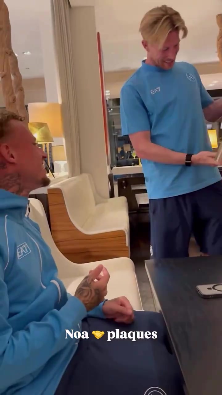 【精彩镜头】多才多艺！德布劳内⭐给说唱✌️歌手诺阿朗送❕上金唱片认证！