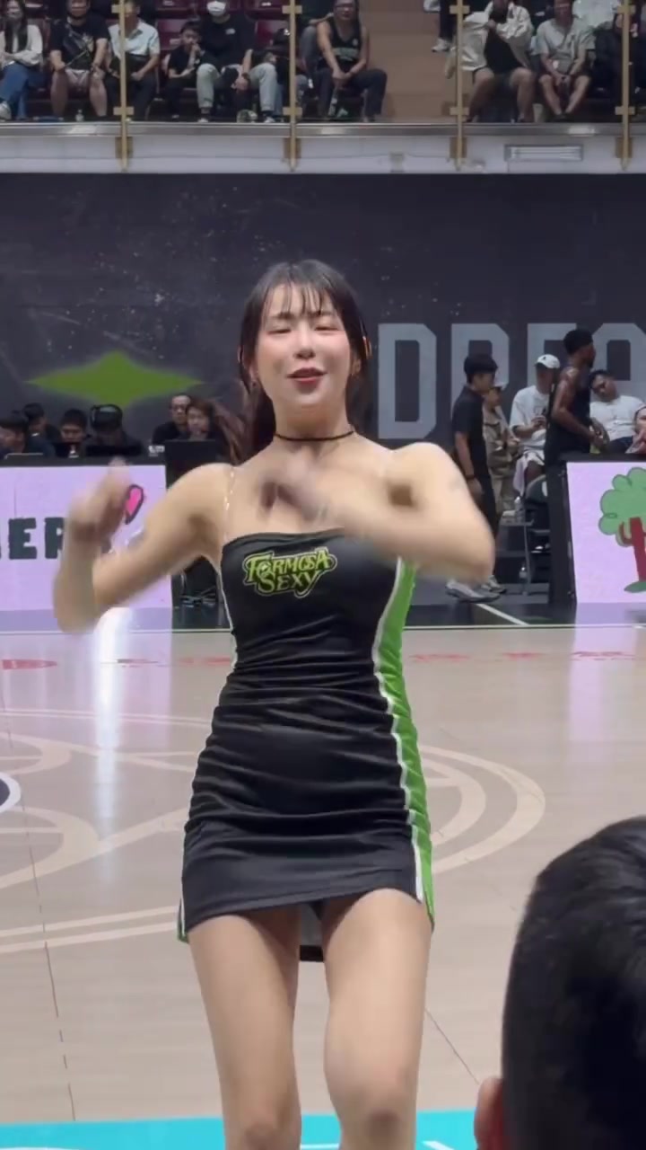 宝岛联赛美女啦啦队长梓梓赛前热舞，实在养眼啊！