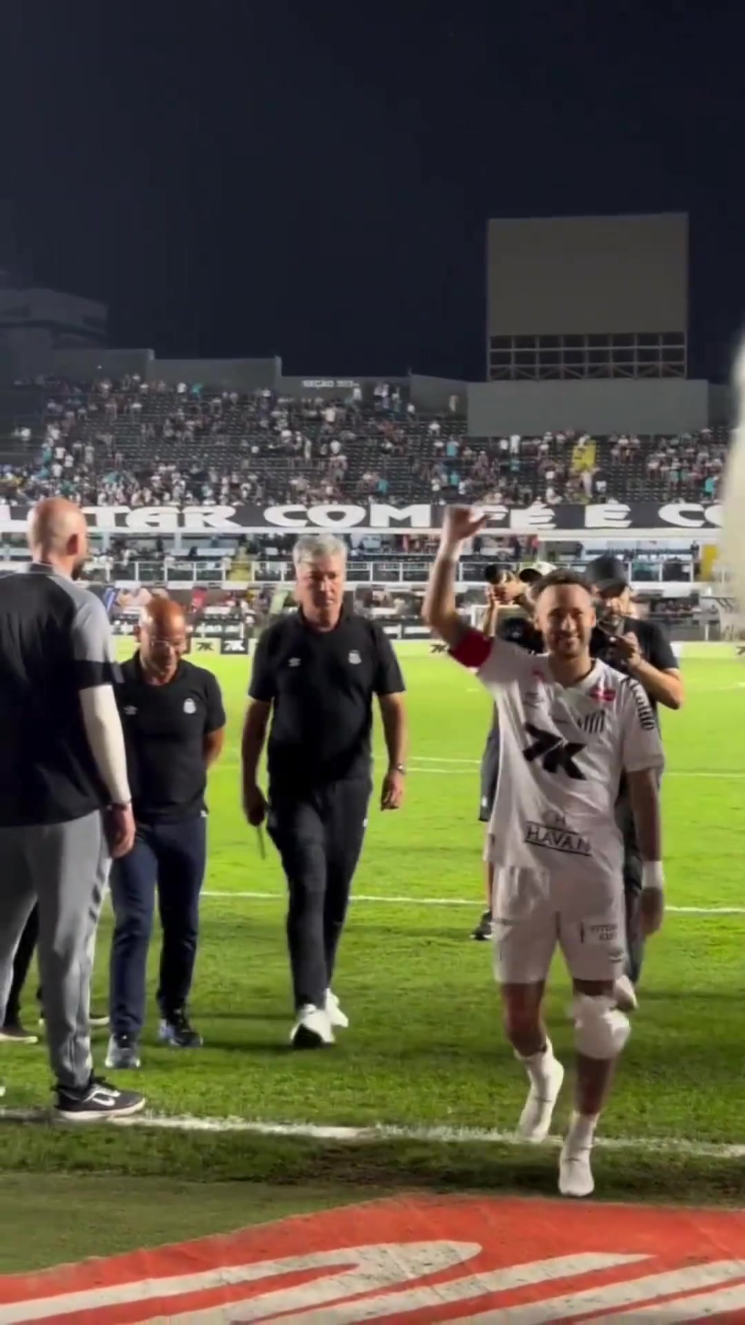 【比赛故事】真男人！内马尔赛后还绑着冰袋下场，为了球队保⭐级拼尽全力了啊！✌️