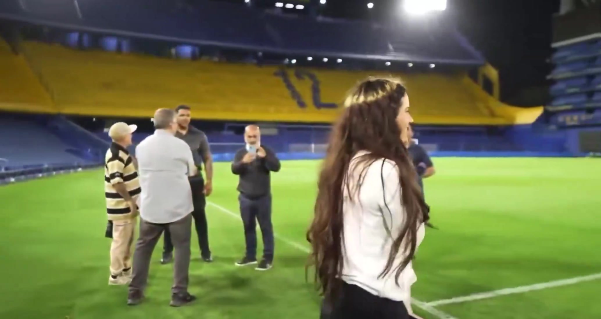 [今日视频]尊重❤️！西班牙女歌手罗莎莉亚脱掉鞋子，在糖果盒球场奔跑