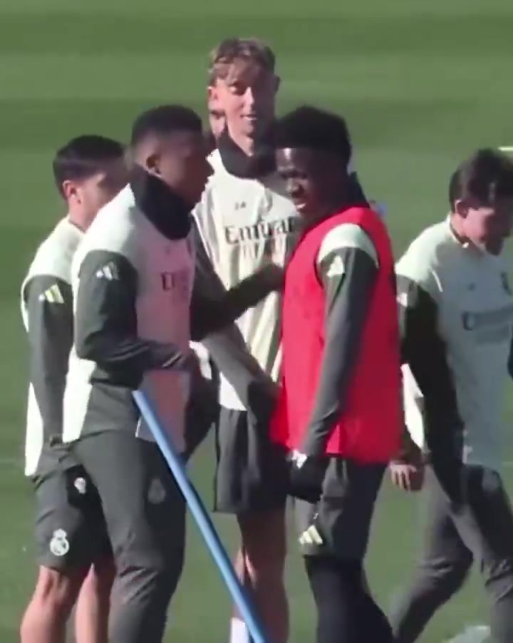 新晋舞王！姆巴佩这舞蹈把维尼修斯都逗乐了~