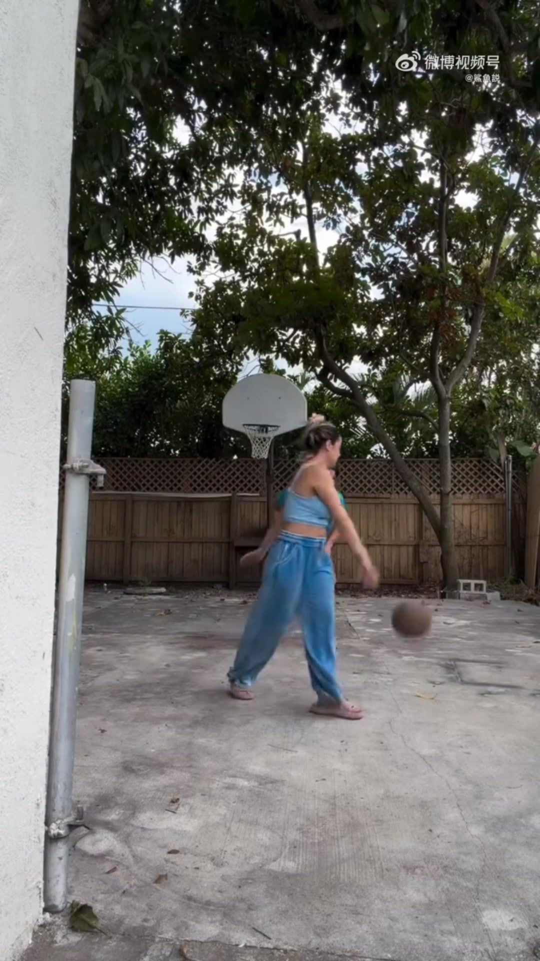  家里有个篮球场，老婆还能陪你一起打球，这是多么幸福一件事