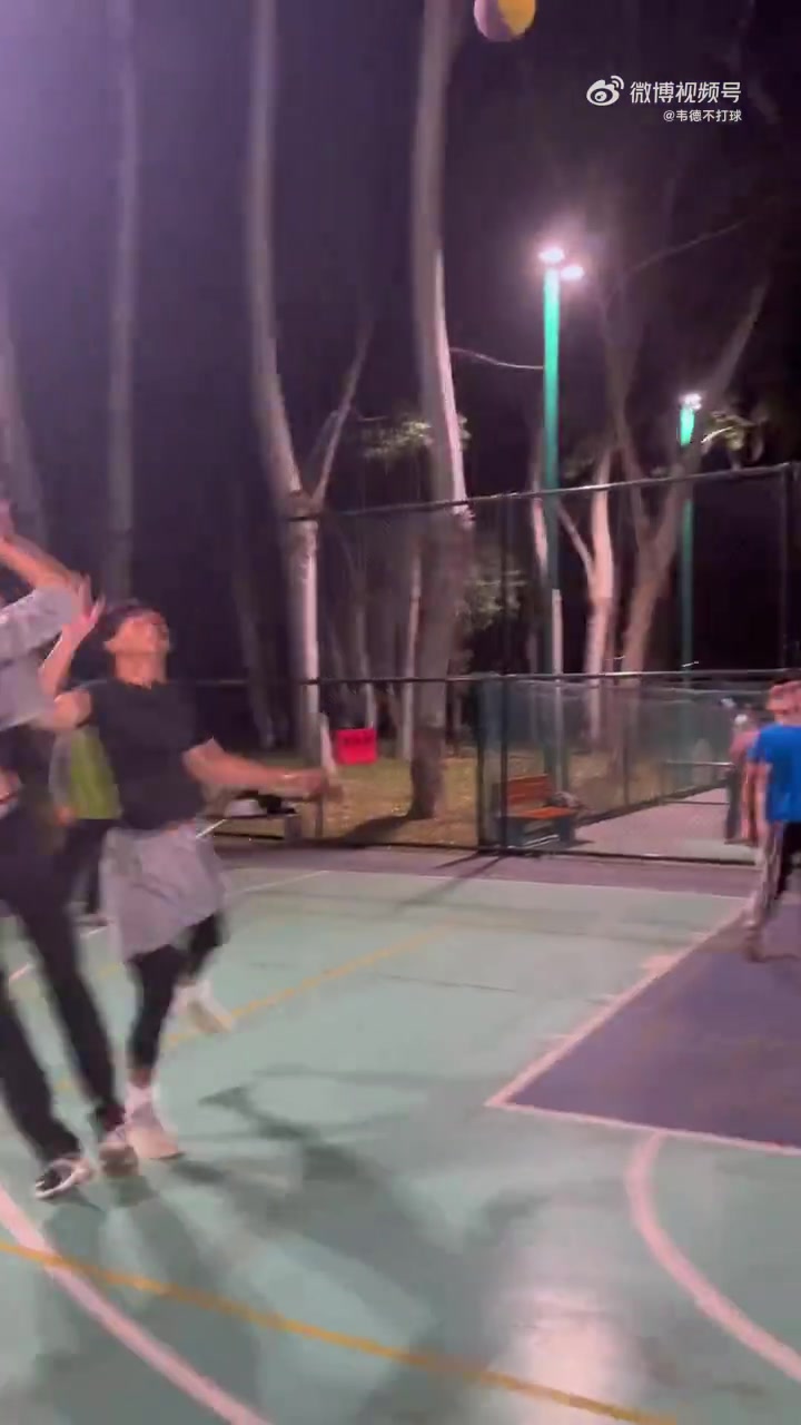 哥们，你这造型不去拍综艺，跑来打球啊