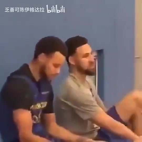 进口货就是不一样！名场面：库里拿着克莱的球鞋仔细研究！