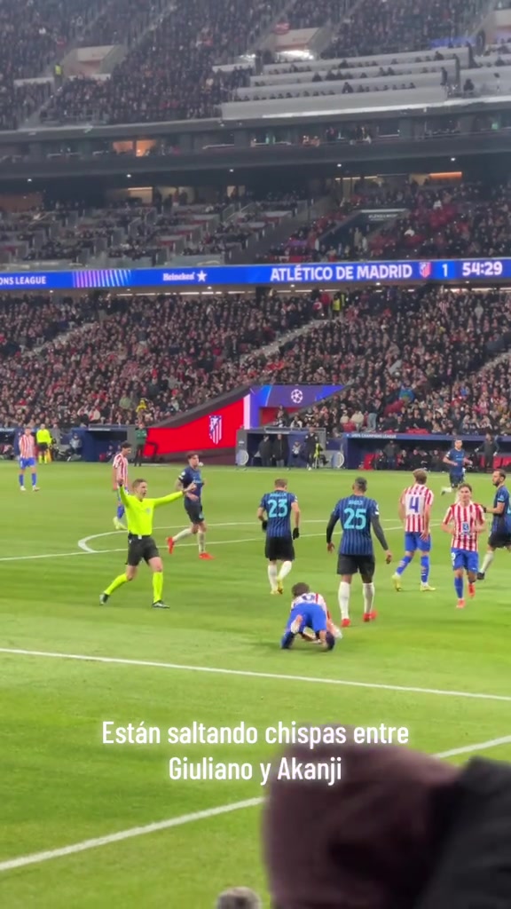 实拍：阿坎吉精准抢断小西蒙尼，后者重重摔倒在地，引发小冲突