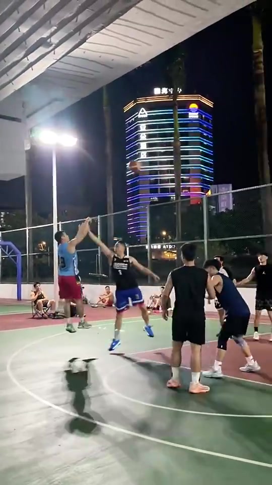 网友晒视频：今天在野球场遇到神似NBA顶级射手克莱打法