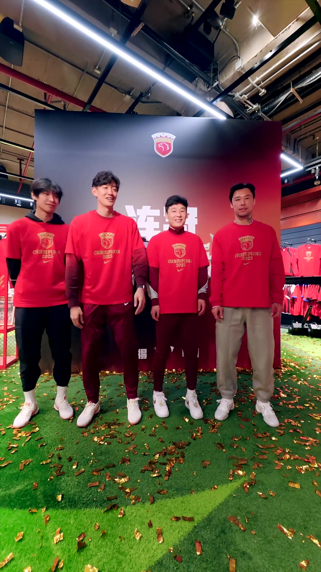 颜骏凌社媒发布：哥儿几个第一次拍，冠军出街fitcheck一下