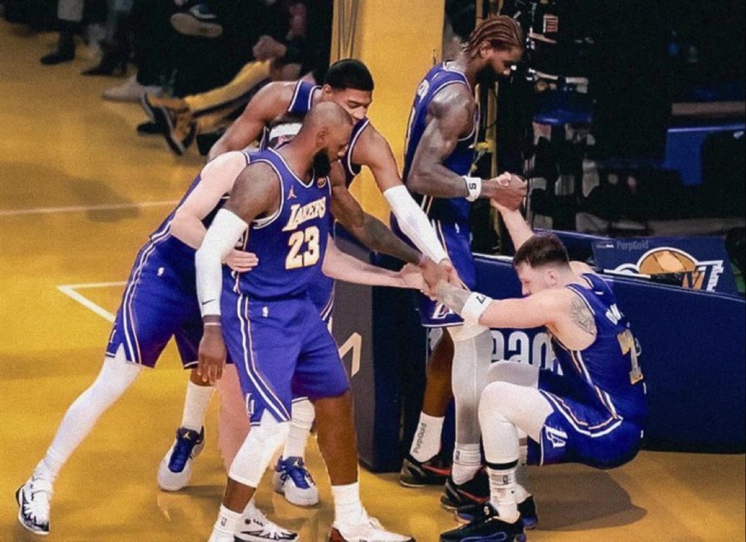  这就是老大地位！东契奇摔倒，球队另外四人一起过来将其拉起！