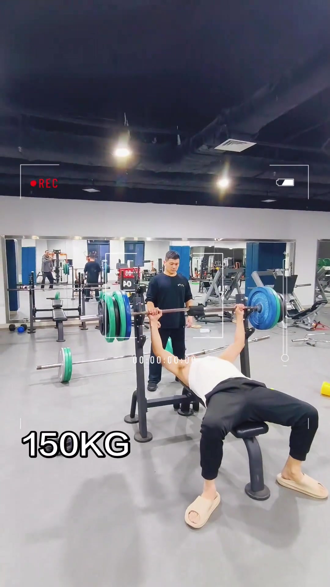什么水平？退役多年的战神刘玉栋挑战150公斤卧推！