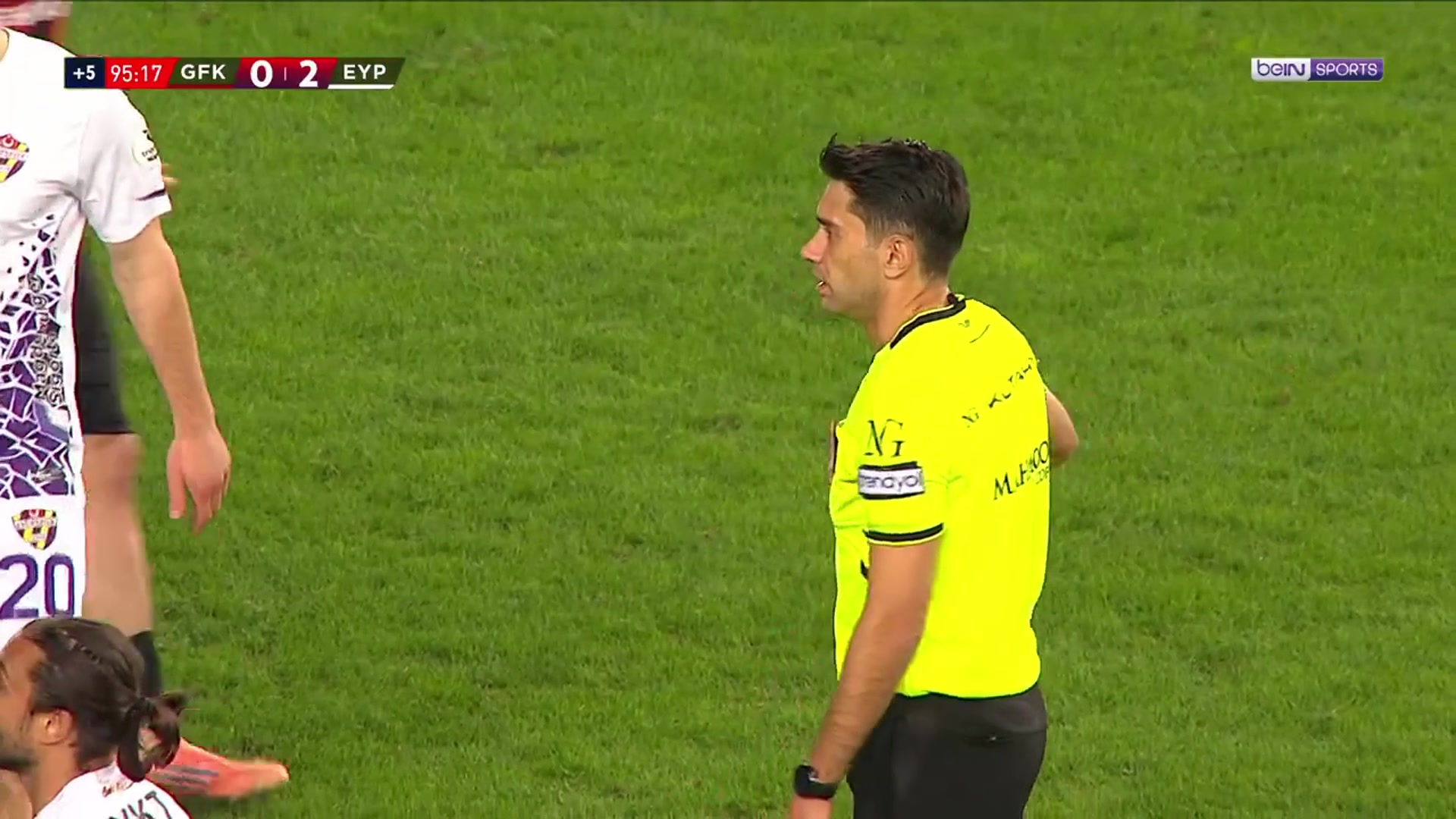 场上全是演员？土超多人干架，球员趁机打空门进球有效