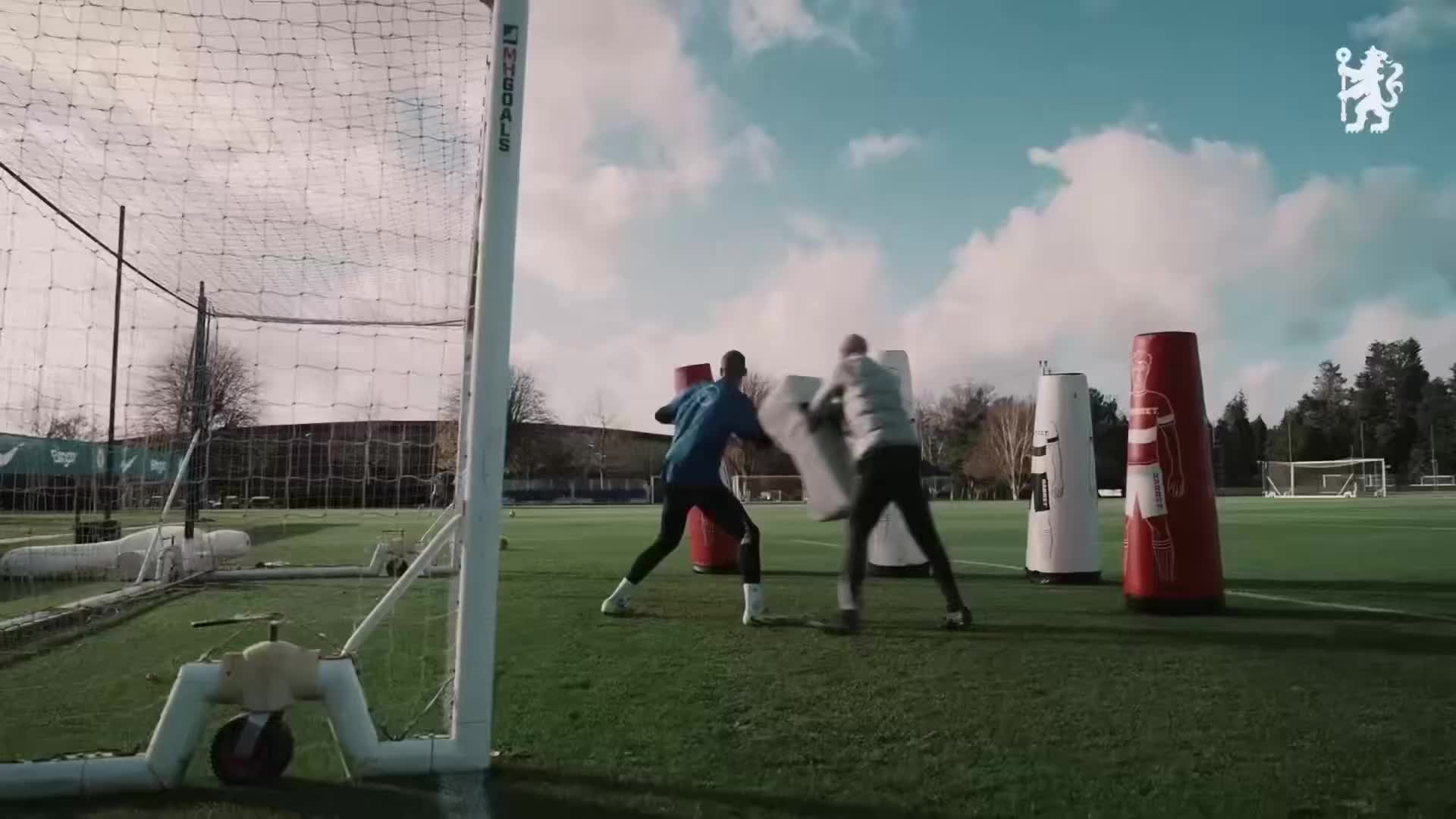 网友：切尔西正在训练他们的门将如何应对阿森纳的定位球