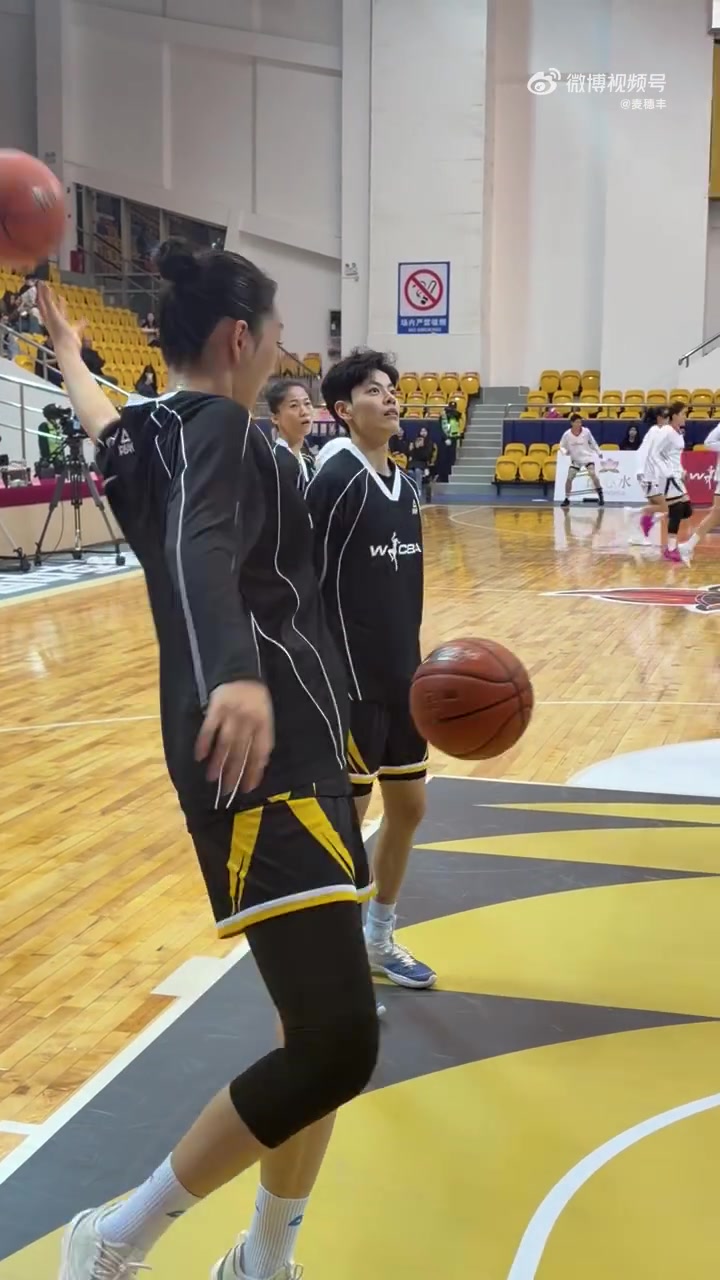 球迷感慨：女球员帅起来，真就没有男人什么事了