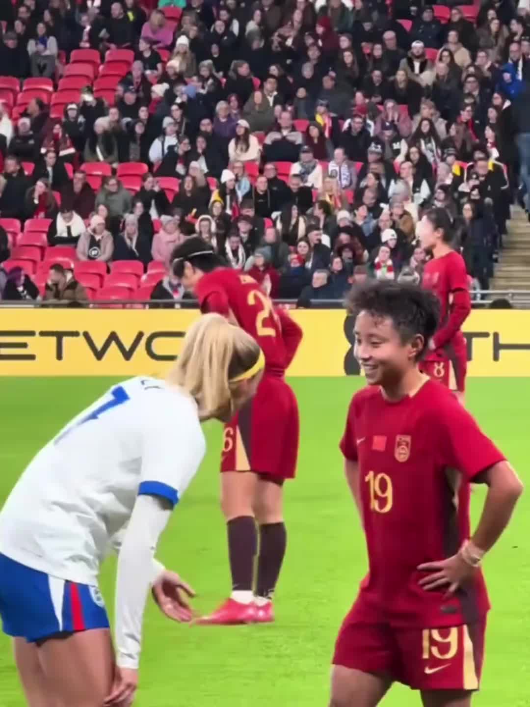 友谊第一！张林艳与凯莉在比赛暂停时相谈甚欢