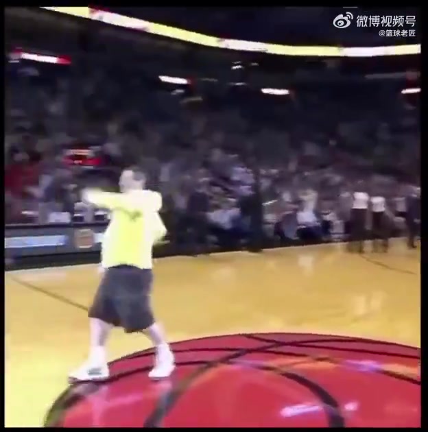  当年热火球迷命中半场投篮获得7.5万美金，詹姆斯送上熊抱