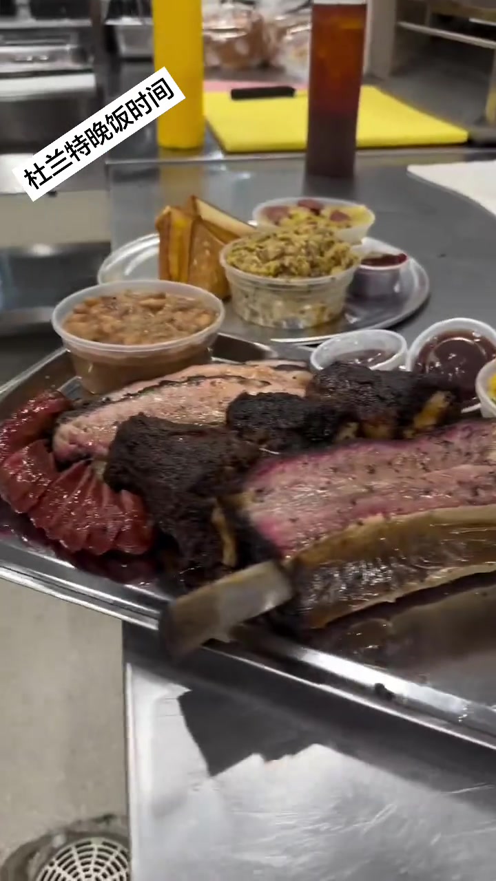 看着瘦瘦的但饭量真大！杜兰特比赛结束后享受美食