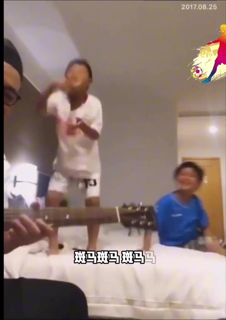 万项和孙晨曦8岁时坐在董路身边，这一晃都8年过去了