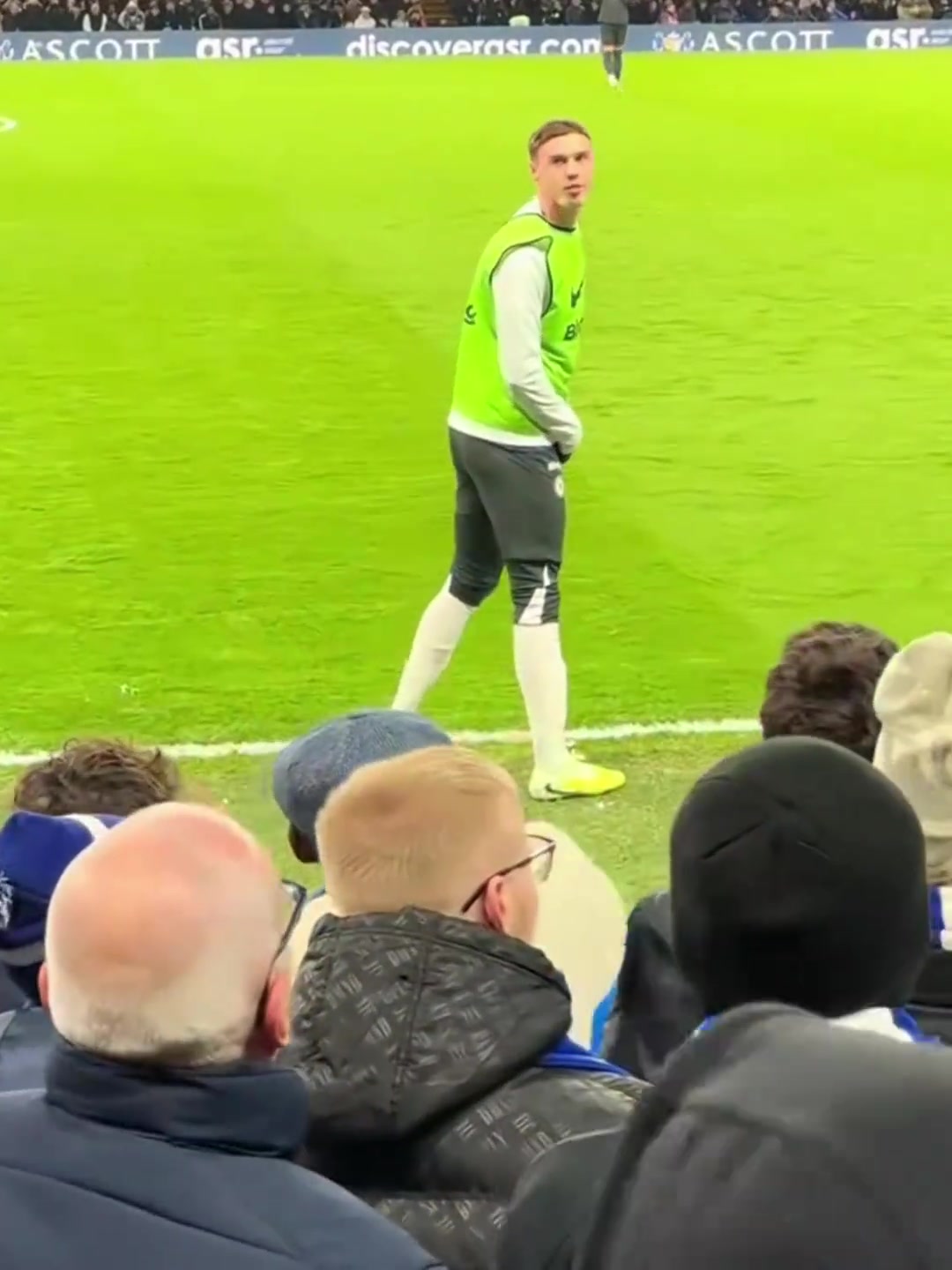 马杜埃凯替补登场时斯坦福桥嘘声四起，帕尔默在场边热身的反应