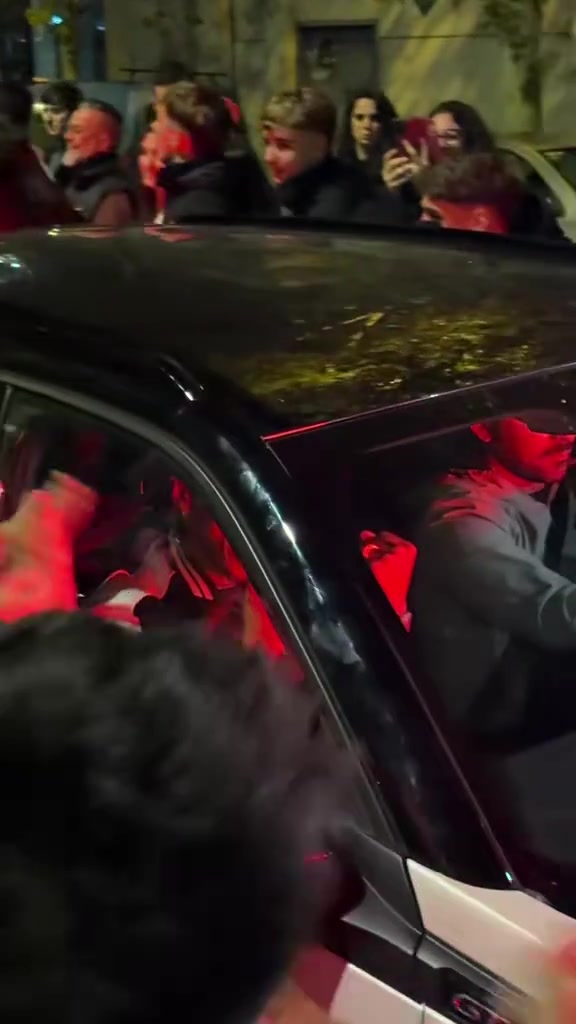 德比战胜塞维利亚！安东尼坐车离开球场时，与贝蒂斯球迷互动庆祝