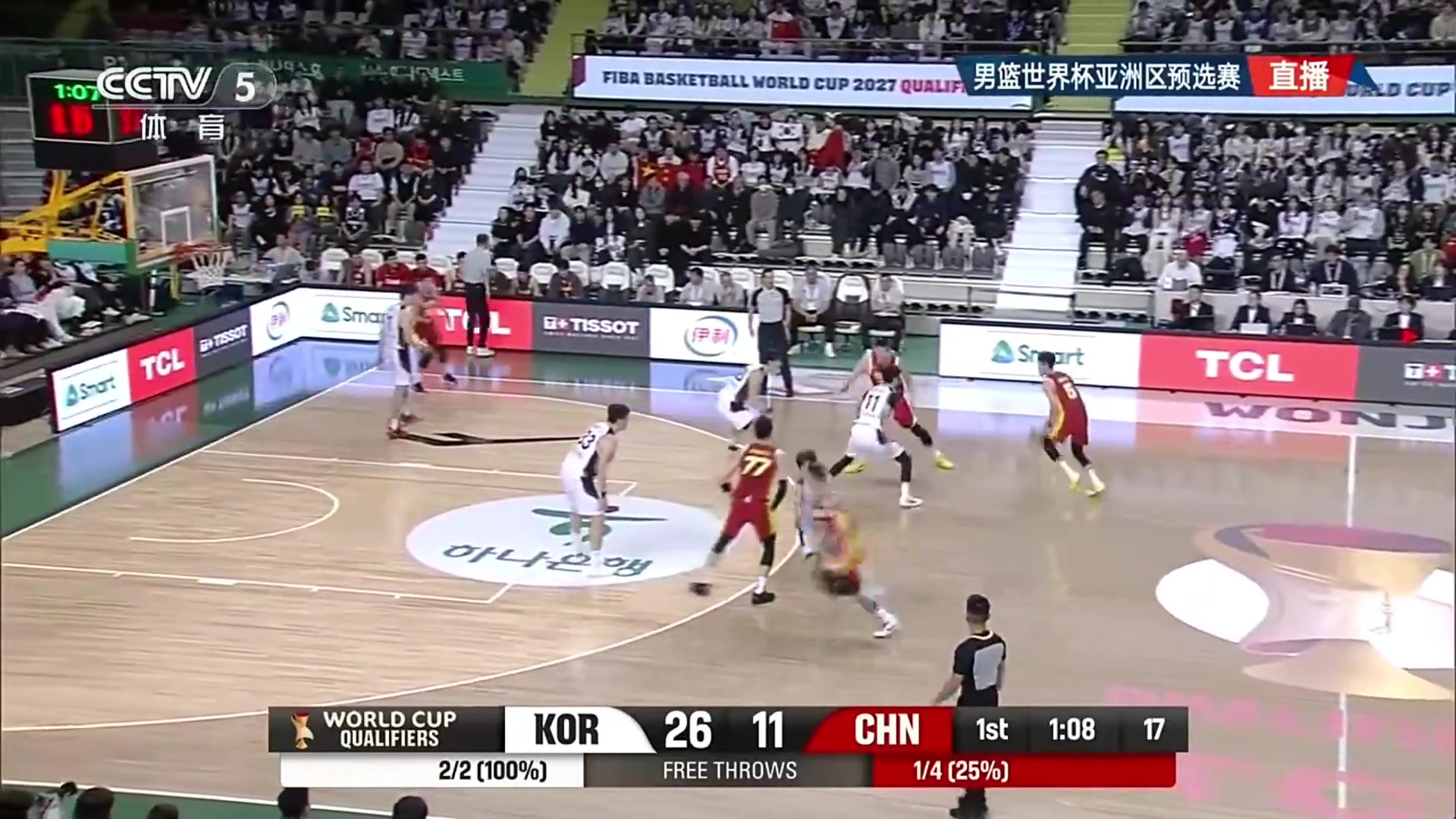 苦苦支撑！廖三宁顶着防守强行打进，疑似有犯规，但裁判没吹！