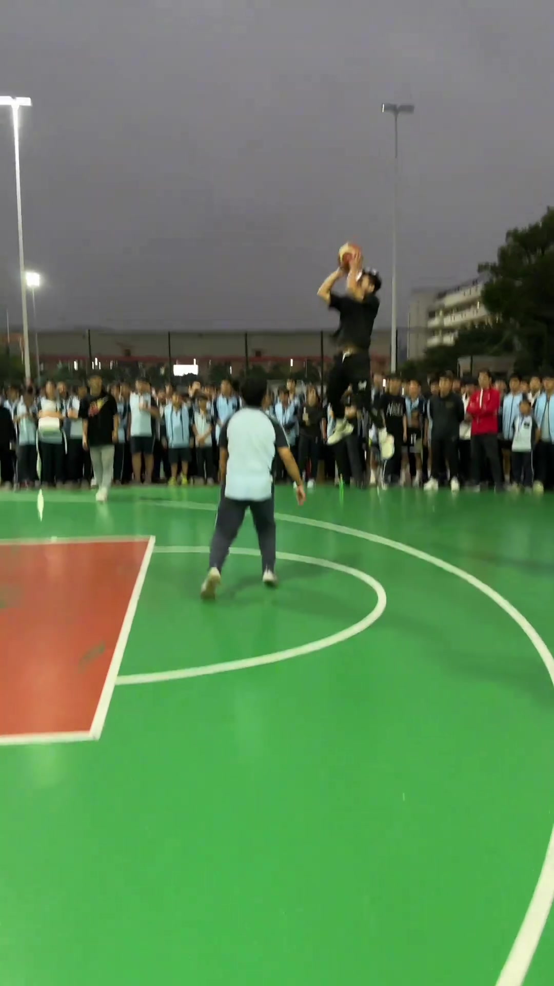 不是哥们，你在二楼跳投？弹跳太夸张了