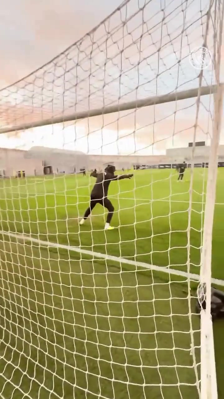 欢声笑语！曼城训练花絮：哈兰德担任门将！