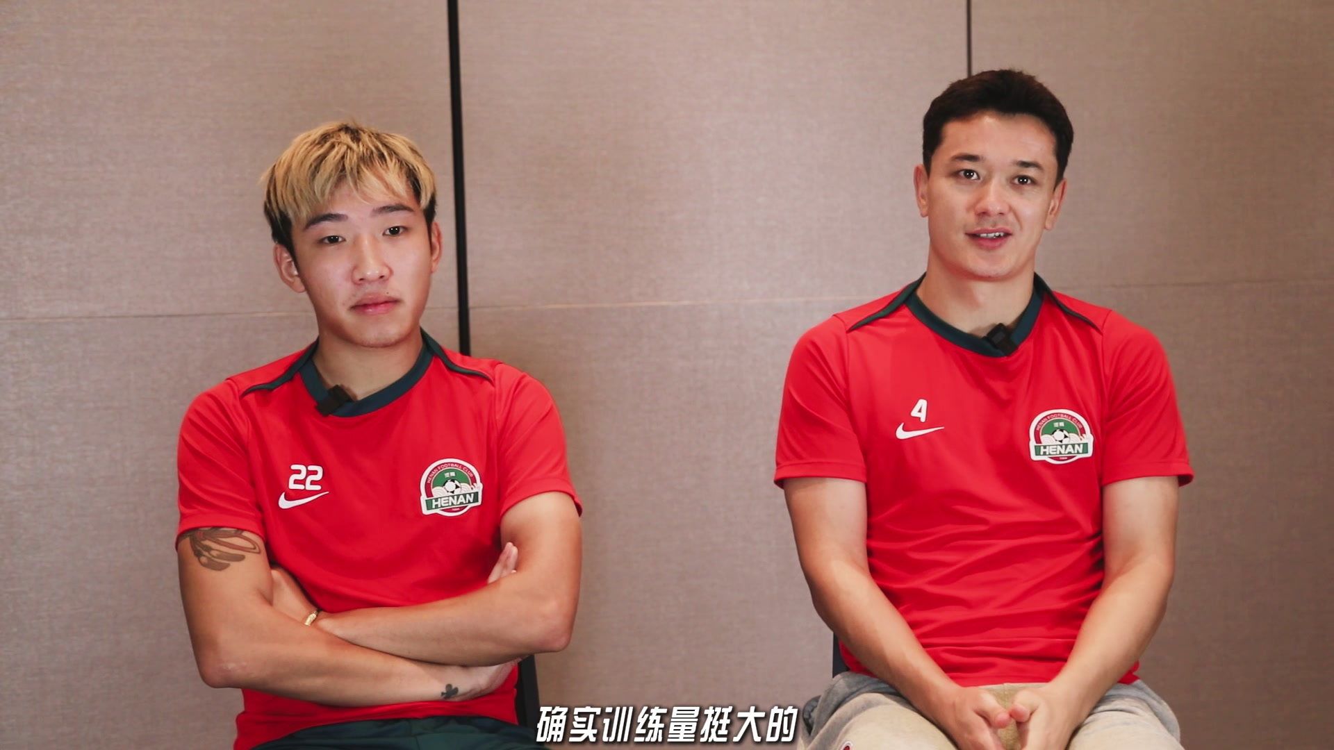 河南黄锐烽和叶立江唠嗑：能和申花踢点球很不容易，感谢球迷支持