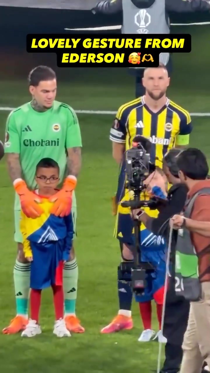 铁汉柔情！埃德森想吸引女球童注意，得知她是聋人立即改手语交流