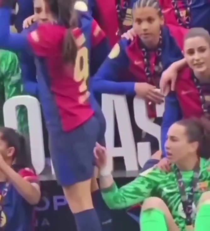 【体育视频】这。。。巴萨女足庆祝夺冠时给队友来个“千年杀”
