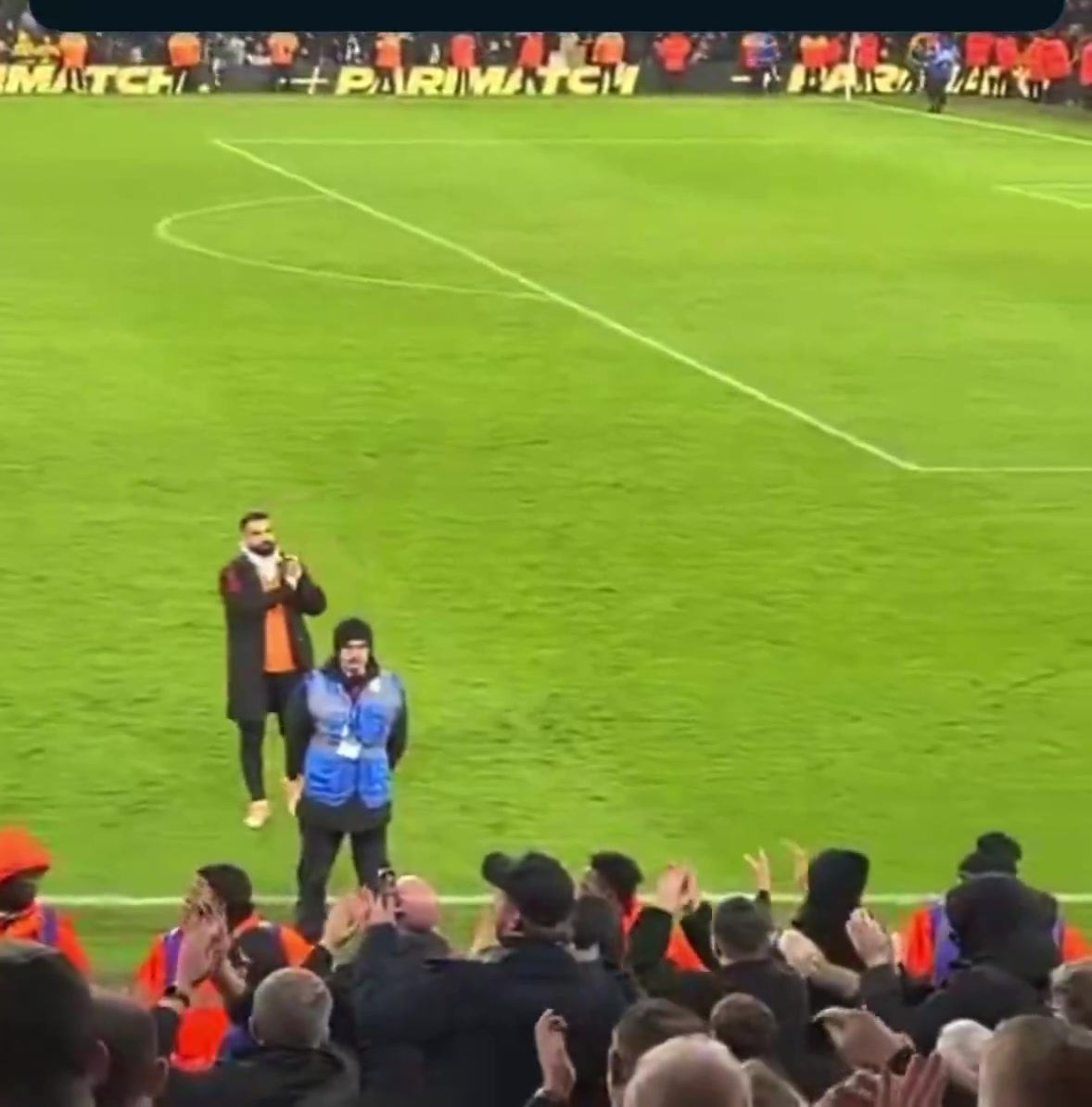 球迷近景实拍：终场哨响后，萨拉赫向利物浦球迷致谢❤