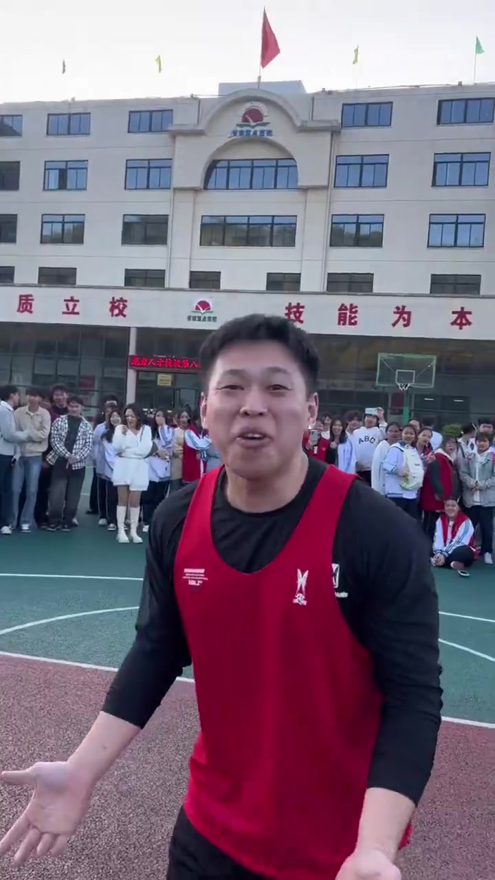 不是哥们，你打球真像詹姆斯啊！