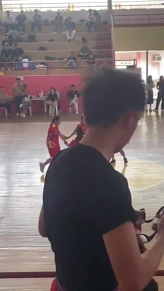 [体育头条]笑死！女子篮球赛惊现四保一战术，就这样还是被抢断了