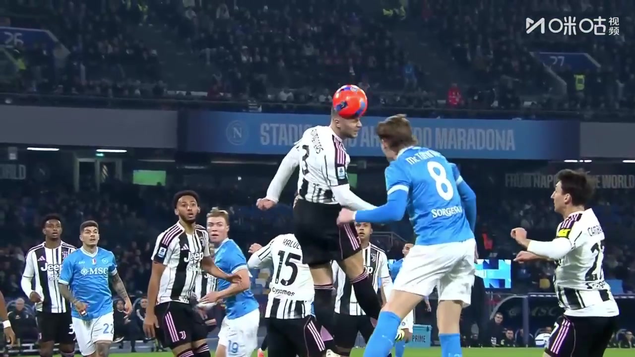 开场造险！内雷斯战术角球传中！麦克托米奈头球稍稍偏出！