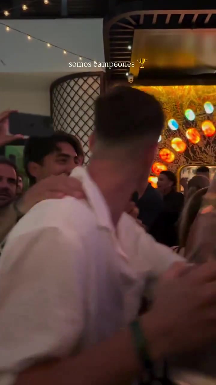 贝克汉姆带着迈阿密球员们一边开火车，一边等着梅西的到来~