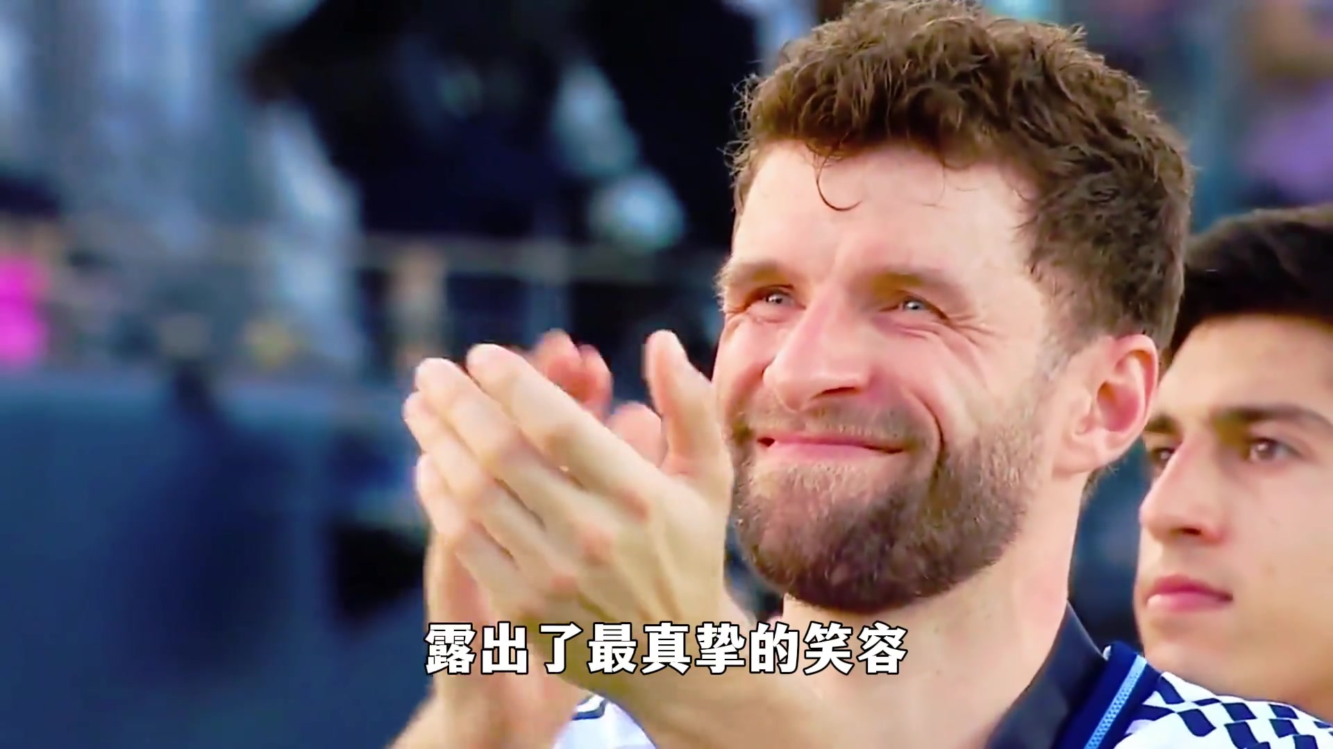 [推荐视频]梅西捧起美职联冠军奖杯时，站在一旁的穆勒露出了最真挚的笑容~