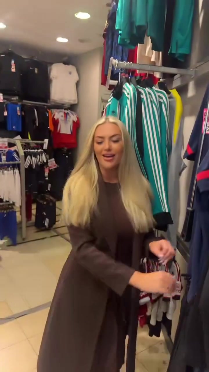 【你怎么看？】演技还有提升空间！当你给曼联女网红送利物浦的帽