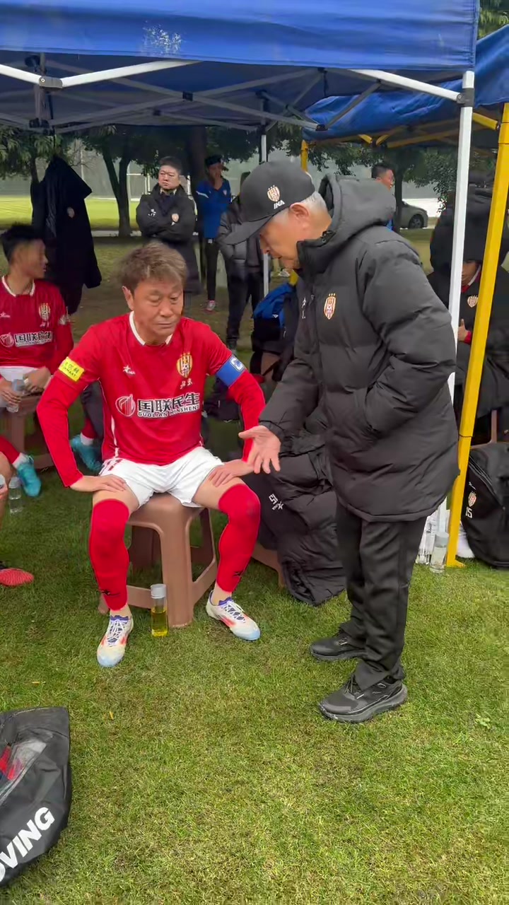 【集锦】北京vs广州中场休息时金志扬对高峰面授机宜！！