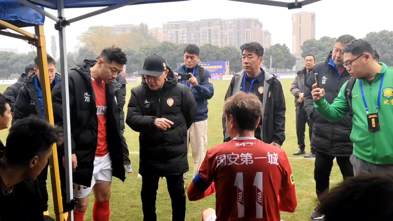 [传承足球明星联赛]现场实拍：金志扬对高峰传道解惑