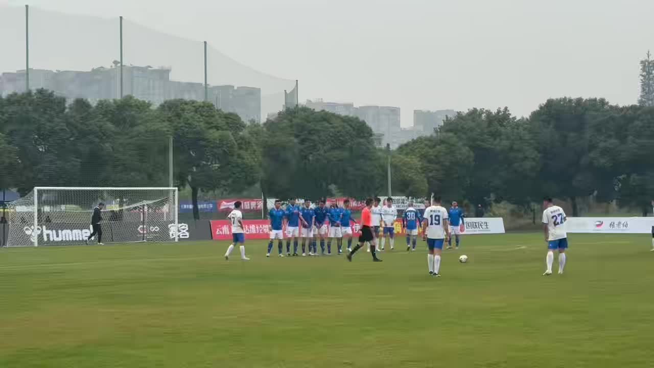 【值得一看】老当……飞了！现场实拍湖北队鲁尼一脚直接任意球飞向远方…