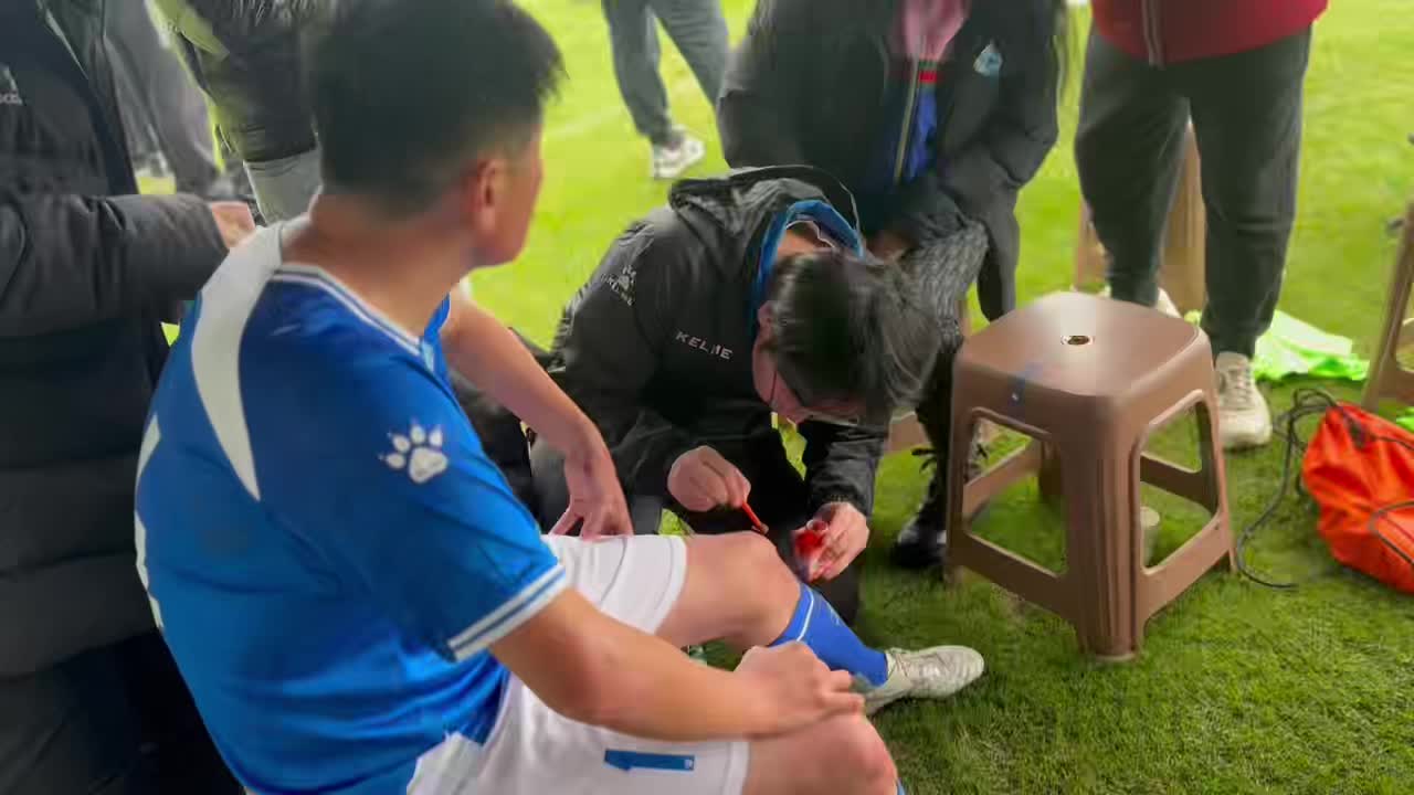 【推荐视频】是真拼命！胡兆军拼至受伤下场休息，老甲A比赛如此激烈