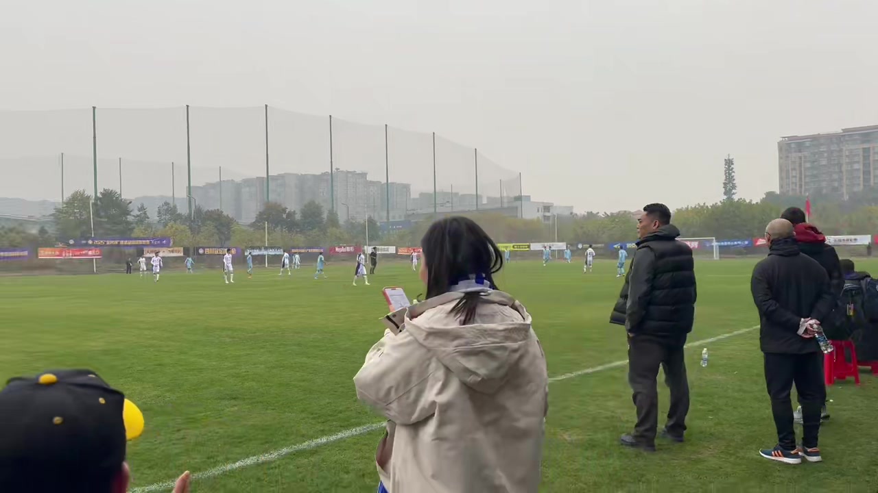 [推荐视频]这歌声打几分！？现场实拍：天津女球迷场边唱歌助威