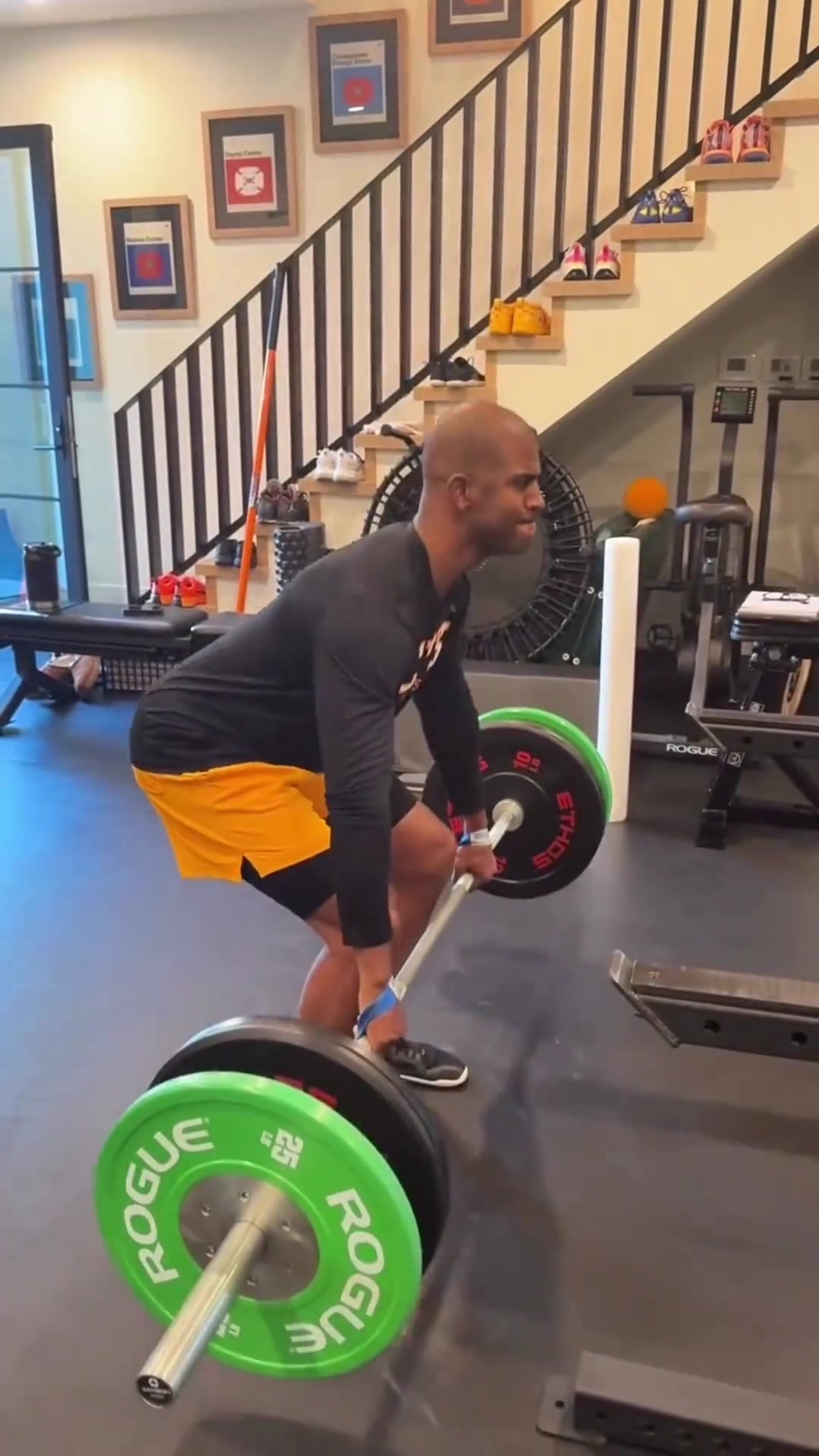 在家陪儿子训练的保罗！自律的人真的帅