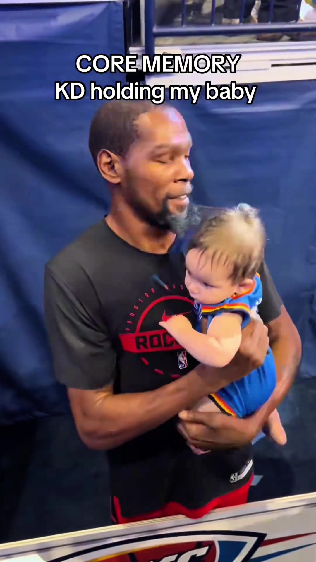 杜兰特抱着雷霆粉丝的孩子，看不出来手法还挺专业的