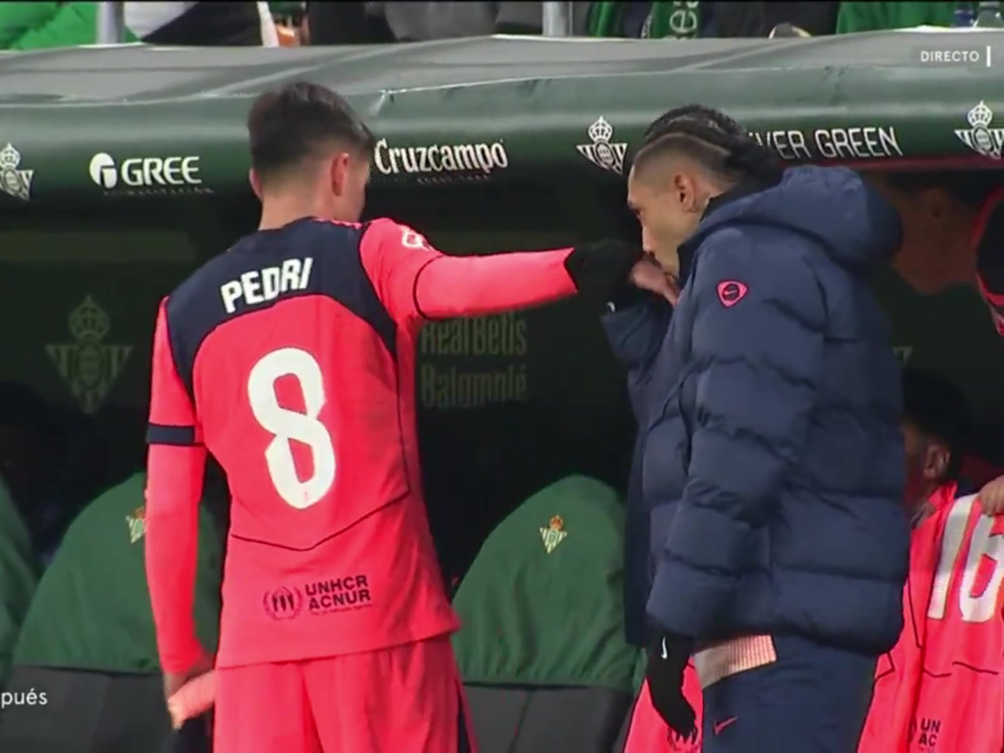 【今日场面回放】啊？拉菲尼亚亲了佩德里的手背，这在欧洲❗也是什么礼仪嘛