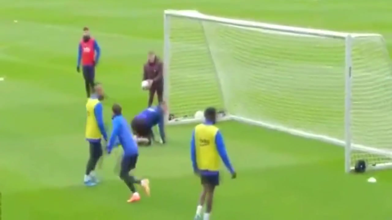 【关键时刻】面对队友我也不收手！当年巴萨的训练课，疯❗狂过人进球的梅西！